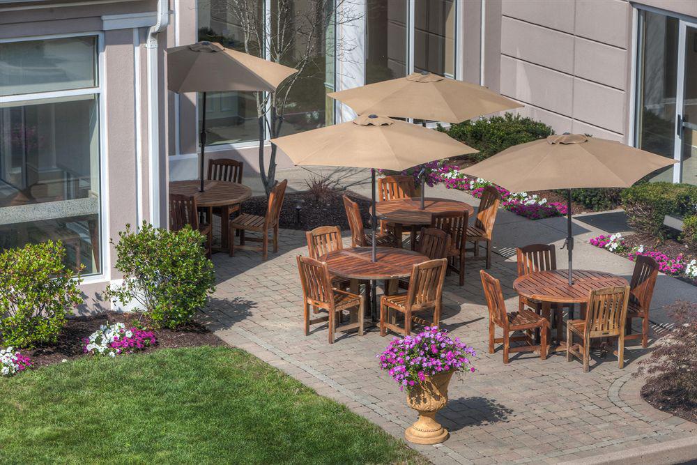 Hilton Garden Inn Norwalk Exterior photo