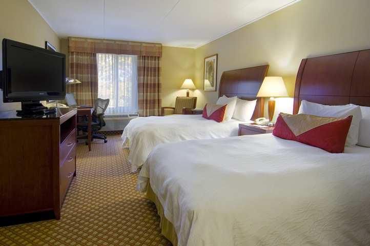 Hilton Garden Inn Norwalk Exterior photo