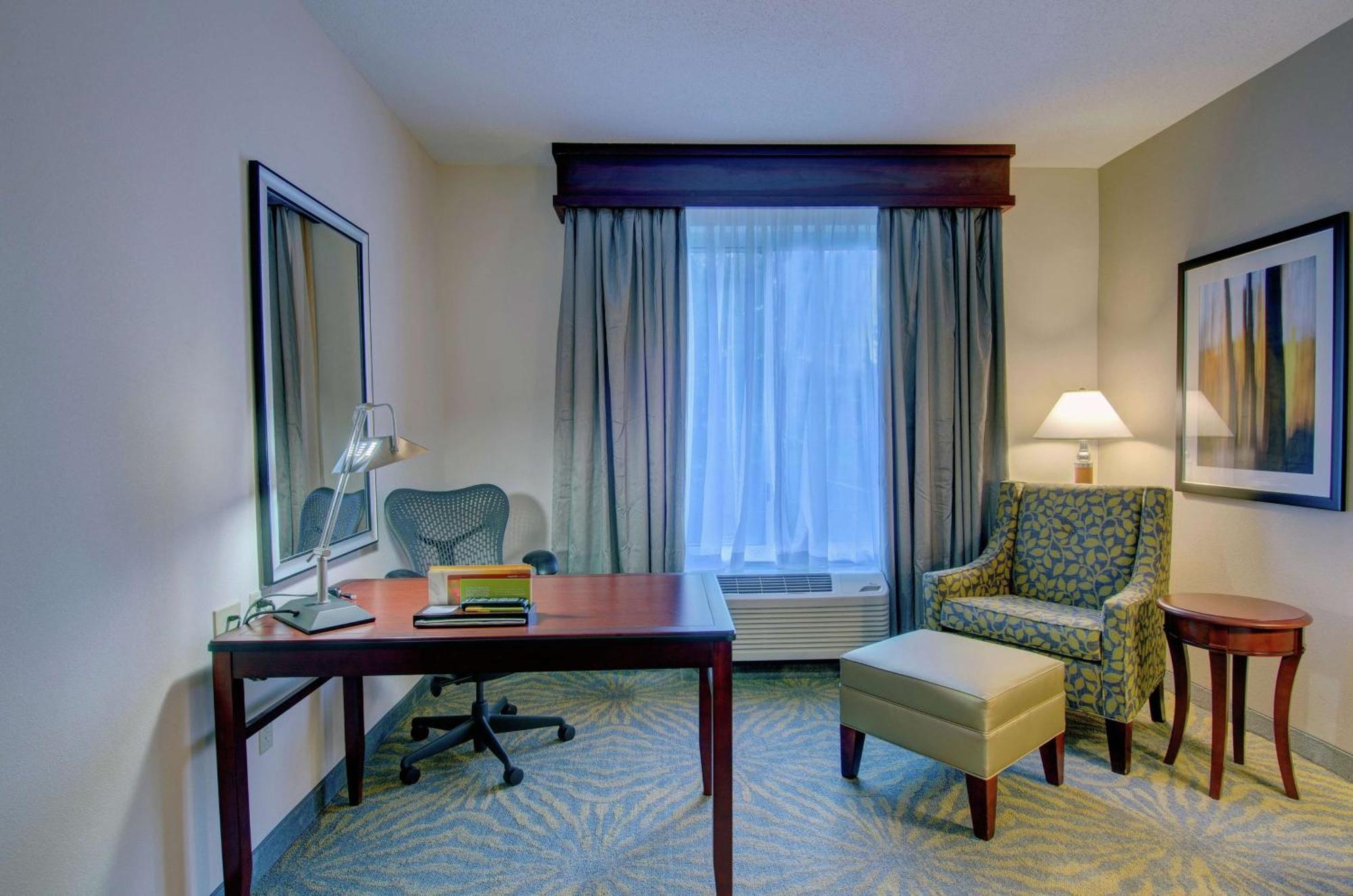 Hilton Garden Inn Norwalk Exterior photo