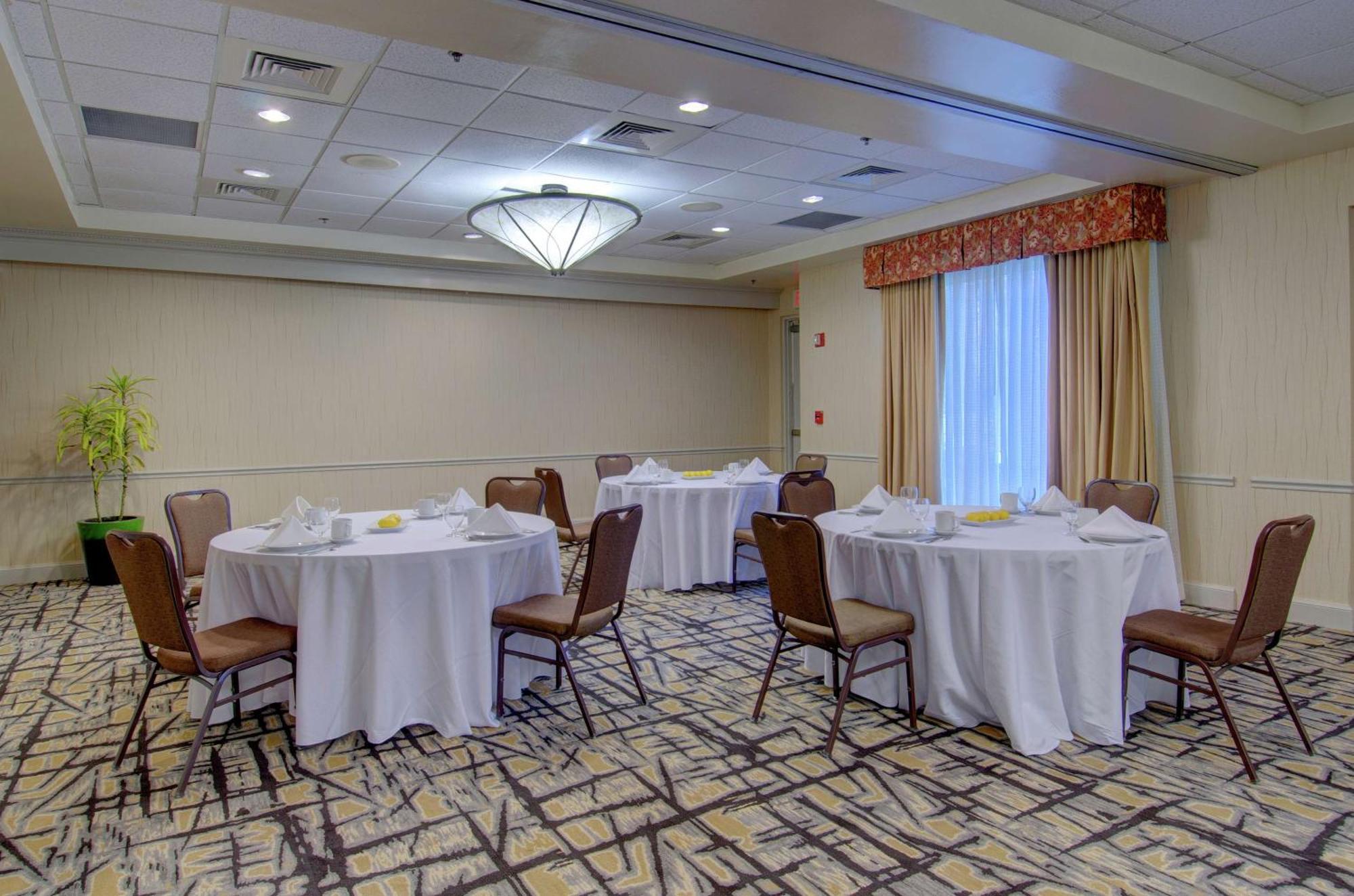 Hilton Garden Inn Norwalk Exterior photo