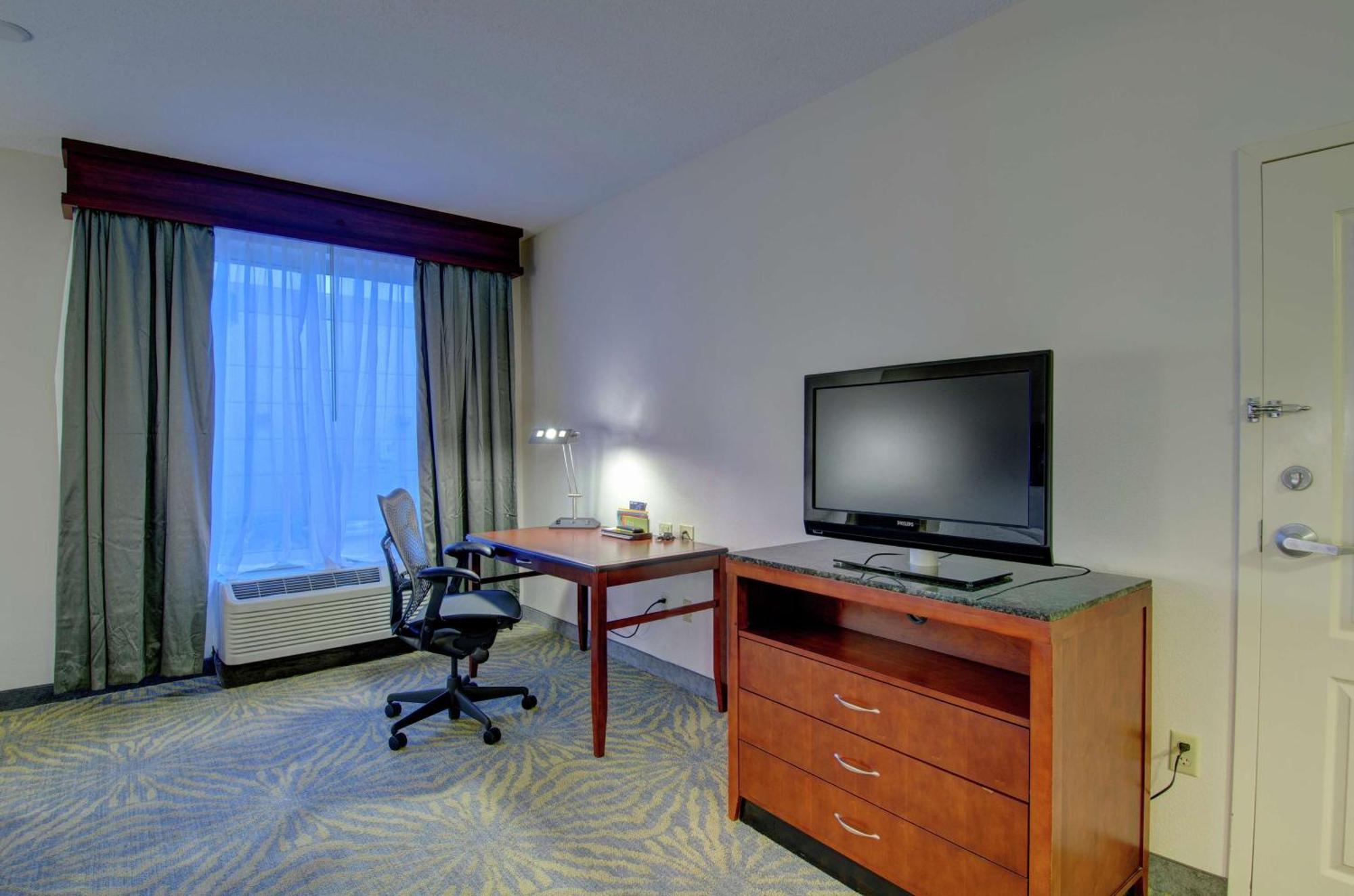 Hilton Garden Inn Norwalk Exterior photo