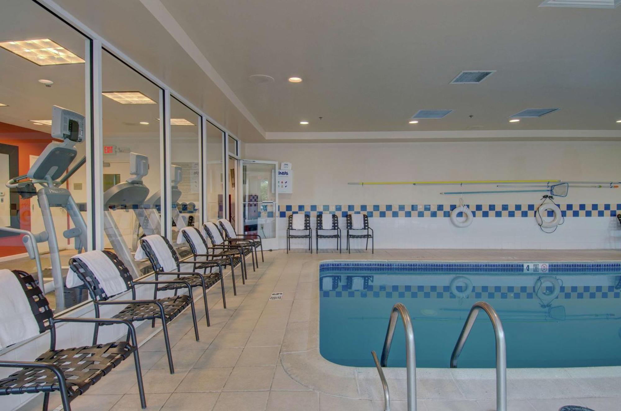 Hilton Garden Inn Norwalk Exterior photo