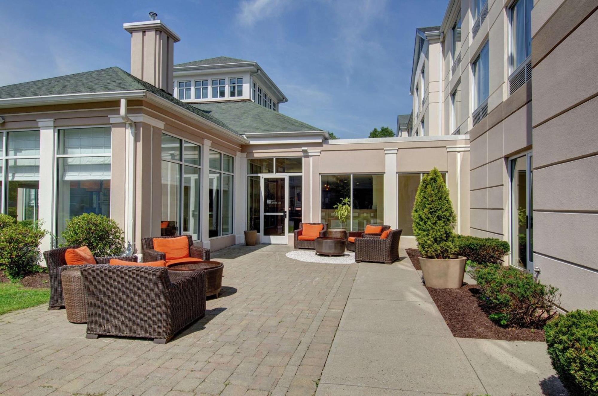 Hilton Garden Inn Norwalk Exterior photo