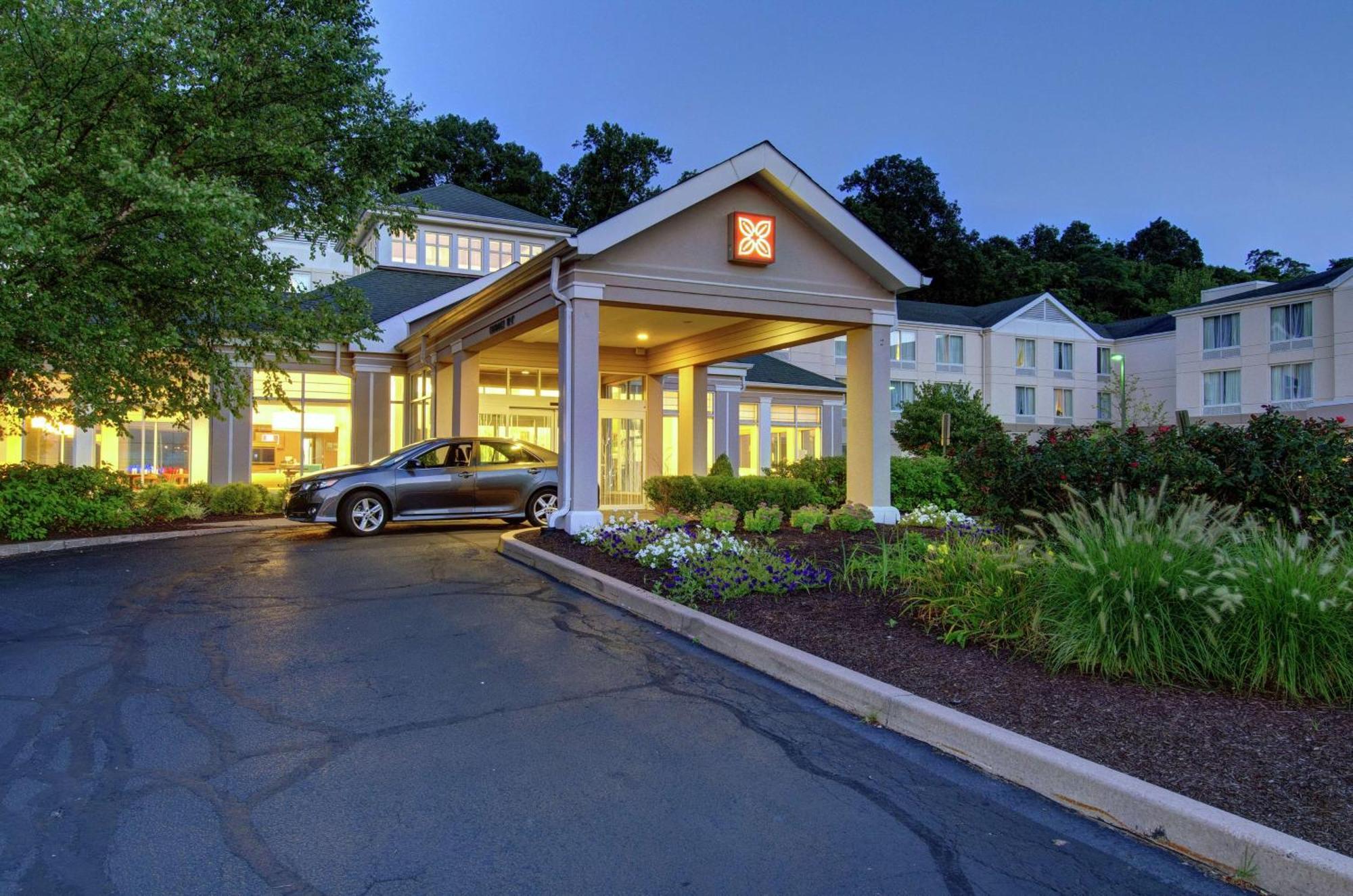 Hilton Garden Inn Norwalk Exterior photo